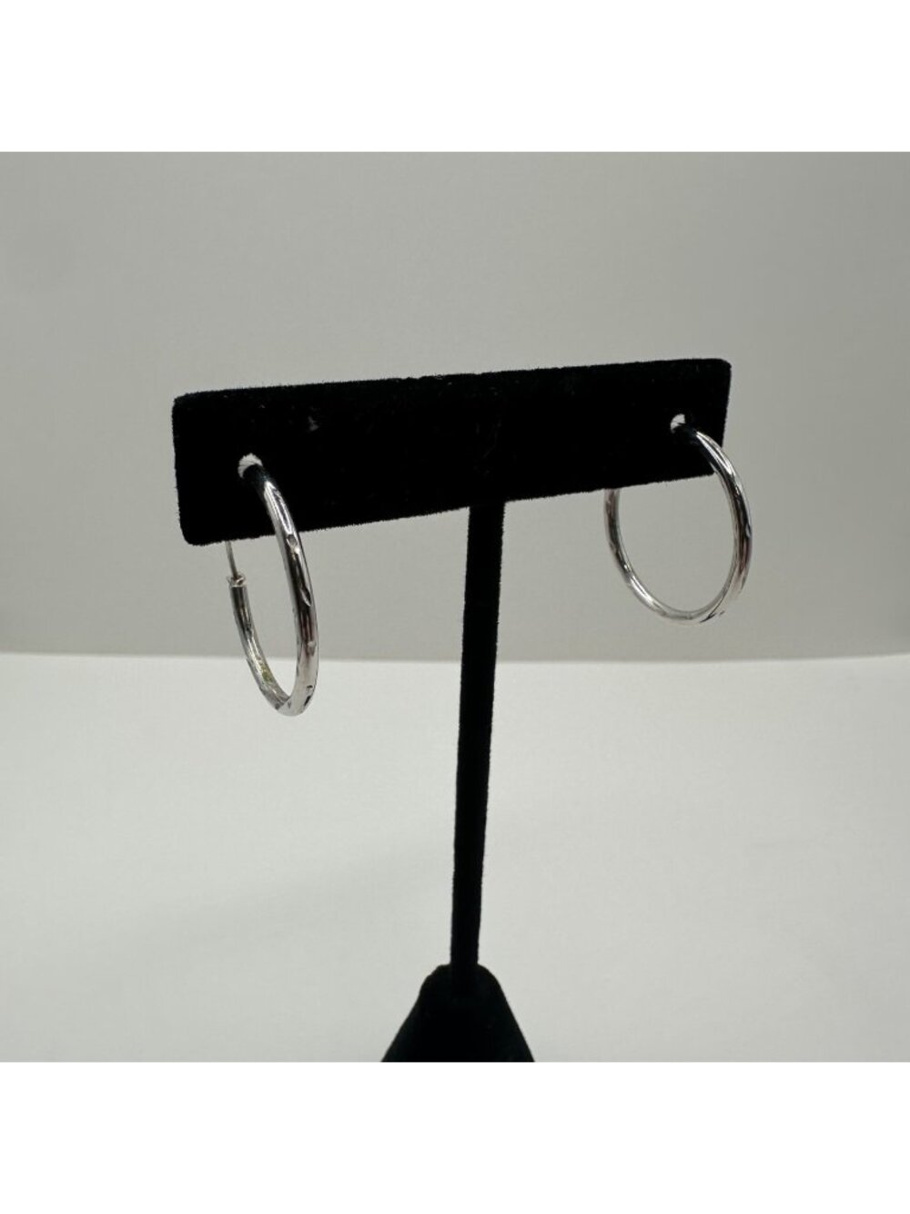 14K White Gold Etched Hoop Earrings Classic Lightweight 1 gram